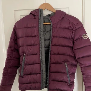 Lila colmar jacka  - Säljer min as snygga unika colmar jacka som jag köpte på Plick denna vintern🤩🤩säljer då jag behöver pengar. Nypris 4900kr
