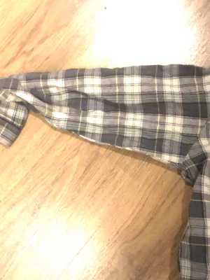 Skjorta - Hej!En skjorta som e andvänt 1-2 gånger och den e i jätte fint skick den e blå och vit men näst vit och den e jätte fin på men den har blivit för liten tyvärr,storlek xs😘