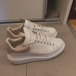 Alexander mqueen - Alexander mqueens som är sparsamt använda pga för stora, bra skick inga repor endast smuts som går lätt att få bort. Köptes för ca 5300 på LUISAVIAROMA💕