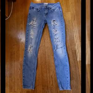 Ljusblå ripped skinny jeans från Gina Tricot i strl. 26. Lite ljusare i verkligheten från bilderna.