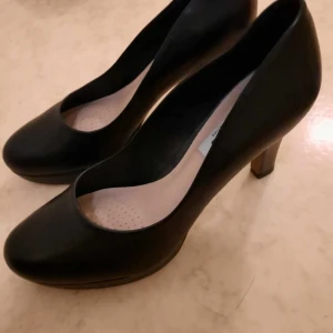 Skinnpumps från Clarks - Skinnpumps från Clarks i storlek 40. Skorna är endast använda fåtal gånger och är i mycket bra skick.