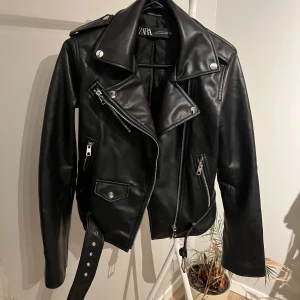 Skinnjacka zara - Supersnygg trendig skinnjacka ifrån Zara i nyskick! Köparen står för frakten🤗