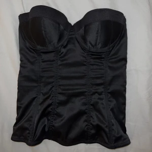  korsett  - Svart och väldigt snygg korsett från Lindex🖤Har två likadana därför säljer jag nu den ena. Väldigt snyggt att styla med en kavaj 🥂🥳 Köparen står för frakten💖