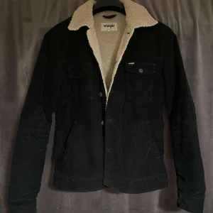 Wrangler Manchester/ull jacka - Stilren vadderad manchesterjacka i storlek S