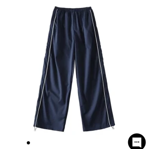 track pants  - säljer ett par oanvända mörk blåa track pants i storlek 36 från emmiol