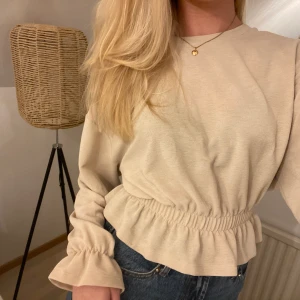Superfin tröja från Gina - Älskar denna men har inte ritkigt denna stil längre. Jag har stl M o såhär sitter den på mig. Lång i armarna! Den är i beige.