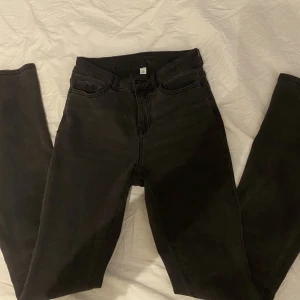 Lågmidjade jeans - Säljer dessa fina lågmidjade bootcut jeans då de inte längre kommer till användning.  Grå/svarta jeans från VILA, nypris: 500 kr💛tveka inte på att skriva till mig om ni har frågor eller vill ha fler bilder!
