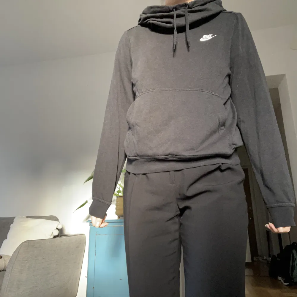 Snygg sportig hoodie från Nike! Väldigt skön och mysig tröja.. Hoodies.