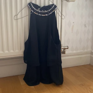 Glittrig halterneck topp - En superfin topp från only köpt på zalando! Använd en gång då den var lite liten💞passar perfekt för fest