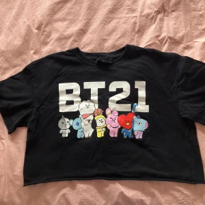 BT21 Bershka graphic crop top - Bershka crop top graphic BT21 svart 