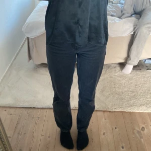 Svarta jeans - Svarta jeans från Lindex  34