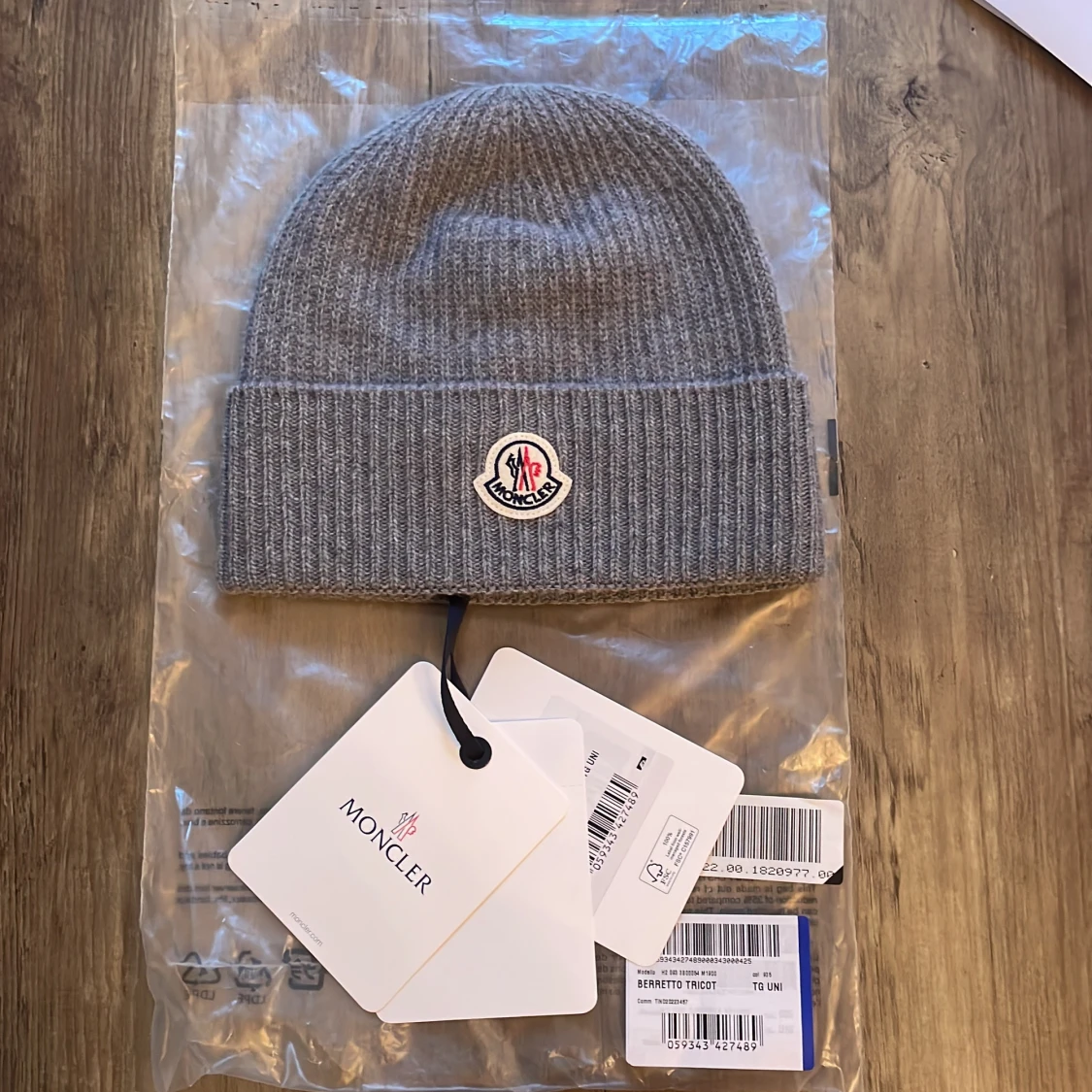 Ny moncler mössa (kvitto finns) - 90