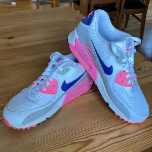 Nike Air Max 90’s women - Nike Air Max 90’s storlek 41, nästintill oanvända. Köpta från footish.se. Prisförslag är välkomna! :)