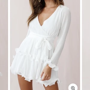 Vit klänning  - Så himla fin vit, populär klänning från Dennis Maglic som är slutsåld🤍 Passar perfekt till studenten och sommaren! Helt ny, endast testad. Nypris 899kr. Köparen står för frakten.