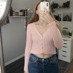 Kofta - (LORTIG SPEGEL) Säljer denna jättefina kofta från Prettylittlething då jag tyvärr inte får användning av den. Fint skick! Köparen betalar för frakten och katt finns i hem 💕