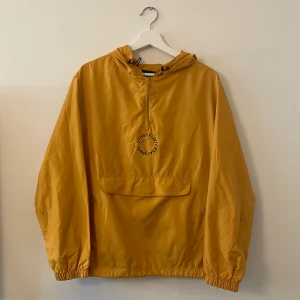 Stussy anorak jacka - Anorakjacka från Stussy i en härlig gul färg. Använd men i mycket gott skick, har inga defekter
