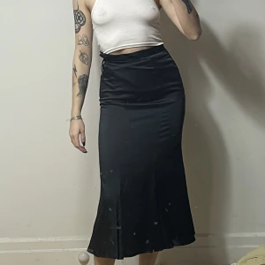 Vintage silkeskjol - Sjukt fin vintage ”silkes” kjol. Jag är en XS/171 för referens.