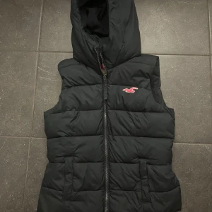 Marinblå Hollister väst - Säljer en marinblå Hollister väst i storlek XS, pris 200kr