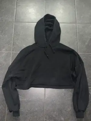 Säljer en svart croppad hoodie från GinaTricot i storlek S, pris 120kr