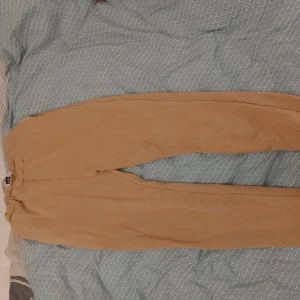 Beigea mjukisbyxoe - Beigea mjukisbyxor feån na-kd