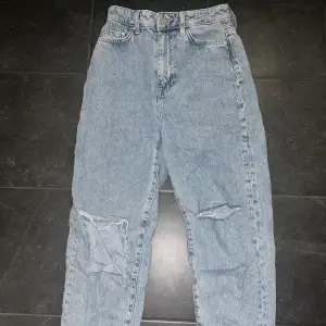 Blåa jeans med hål från HM i storlek 34, pris 150kr
