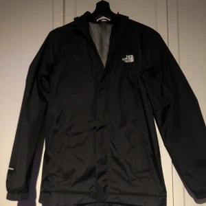 The north face vindjacka  - Säljer min north face jacka då jag har vuxit ur den. Cond 8/10. Den är i barnstorlek L men sitter som en vuxen XS/S. Stilren och skön. Nypris 1400kr. Dra iväg ett meddelande om du har ytterligare frågor eller vill köpa👌(frakt ingår inte i priset)
