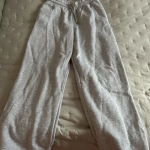 Utsvängda mysbyxor från monki - Mysbyxor från monki i storlek s. Utsvängda med mysigt material. Använda få gånger men i bra skick.