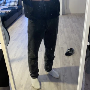 Loose fit- jeans  - Ett par skit snygga jeans, dem är i otroligt bra skick, säljer för att dem it kommer till användning längre.