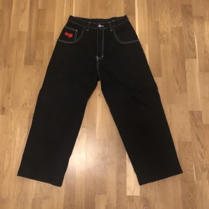 Wu Wear Byxor - Svarta Wu-Tang Clan byxor med rött tryck. Inga hål eller liknande, bra skick. Funkar på mig som är typ 170. Men ha de kanske funkar ännu bättre om man var lite kortare.