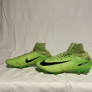 Gröna Nike fotbollsskor  - Ett år snygga gröna fotbollsskor frön nike, köpta för 400kr på jätte rea och är i nästintill nyskick bara lite smutsiga!😊