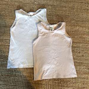 Två söta och fina linnen. Ett vit linne och ett gammelrosa linne. Från H&M i storleken 134-140, passar upp till 12 åringar. Begagnat i fint skick. 