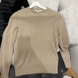 Stickad Kashmir 🫶🏼 -  Stickad Kashmir från uniqlo i nyskick, Storlek M men skulle mer säga att den är S💕köpt för 1300