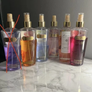 Victoria secret  - 6 stycken Victoria secret parfymer. Priset varierar beroende på vilken parfym du köper eftersom att det är olika mycket kvar i dom. Men tänker mig mellan 50-100kr styck. 