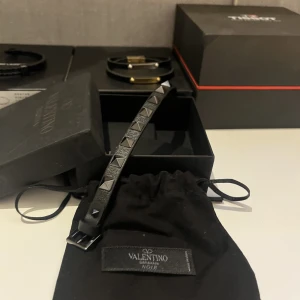 Valentino armband - Svart rockstud bracelet från Valentino garavani. Armbandet är helt nytt och det finns inget tecken på användning (endast testat av mig) allt og till armbandet ingår.