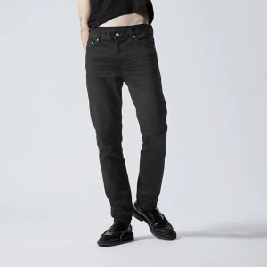 Straight Jeans - !BILDER LÅNADE! Säljer mina easy regular straight jeans från weekday då dem är för små! Använda fåtal gånger så i bra skick! Skriv privat för mer info eller bilder.