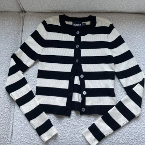 Randig stickad cardigan kofta - Cardigan från Pieces - Använd en gång  - Jättefint skick