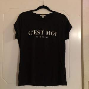 svart t-shirt med texten ”c’est moi” på bröstet. köpt på h&m för några år sedan och är flitigt använd men i bra skick. storlek XL men känns mer som M-L. skicka pm om du har frågor eller vill se fler bilder <3 