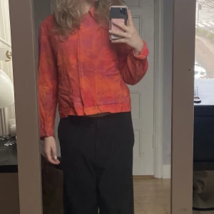 Häftig tunnare jacka - Väldigt cool jacka som kan spicea upp vilken outfit som helst. Passar perfekt till festival eller färggladare tillställningar. Skön och luftig för sommarväder