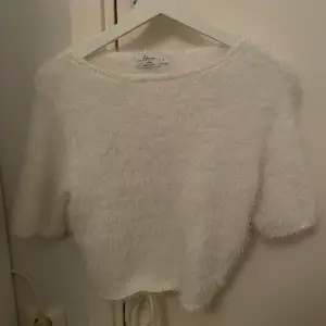 Jättefin fluffig tröja från Hanna Scönbergs kollektion med NA-KD för något år sedan. Säljer för att den inte kommer till så mycket användning. Passar mig som brukar bära S/M i toppar. 