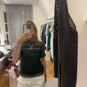 Topp - En jättesnygg topp från zara, perfekt till middagar eller fest etc. Super fin och genomskinlig i ryggen ❤️bud: 360kr