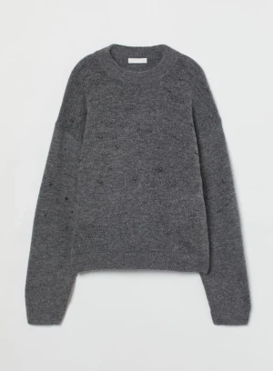 Stickad tröja - Denna tröja är för liten för mig och därför tänker jag sälja den. Den är väldigt skön och sticks inte som vissa andra gör. Den är utan skador. 