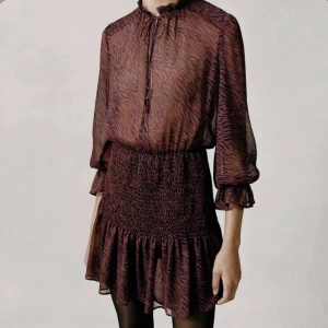 Zara klänning med mönster - Jätte cool zara klänning, finns ej att köpa längre❤️inga defekter då jag knappt använt den