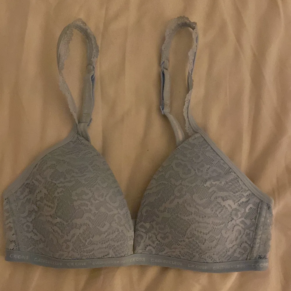 Aldrig använd bara testad. Jätte söt bh från Calvin Klein, säljer då den är för liten.. Muu.