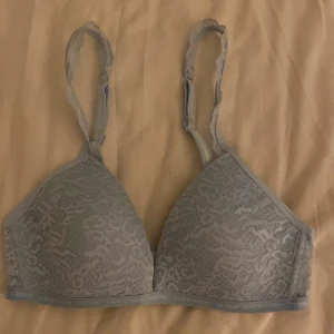 Topp - Aldrig använd bara testad. Jätte söt bh från Calvin Klein, säljer då den är för liten.