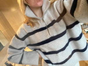 Randig stickad  - Bra material, varm och bra skick!  Orginalpris 500kr. Frakt tillkommer