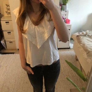 Vit topp H&M - Superfin topp från H&M🤍 säljer då den tyvärr inte längre kommer till användning💞
