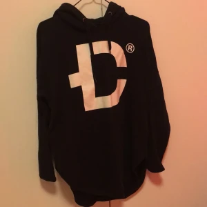 Dirtcult hoodie  - Dirtcult hoodir snittad på sidorna längst ner storlek s