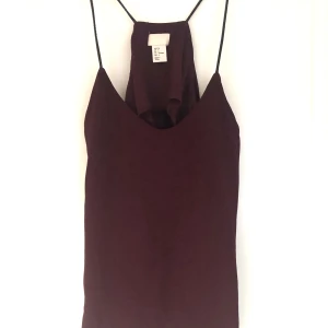 Linne - Linne med smala axelband i fake läder. 