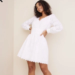 Sommarklänning - Vit sommarklänning från Michael Kors, perfekt till student eller skolavslutning. Aldrig använd! Nypris 3 000kr