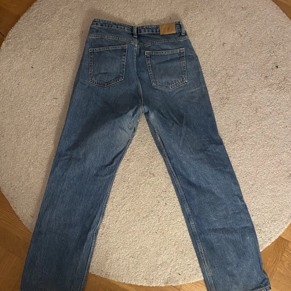 Säljer dessa snygga weekday jeans i modellen Rowe! Storleken är 30/30 <3. Jeans & Byxor.